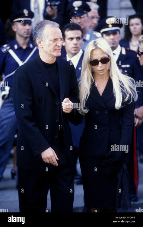 chi ha celebrato il funerale di gianni versace|Ventisette anni fa moriva Gianni Versace, parla il fratello Santo.